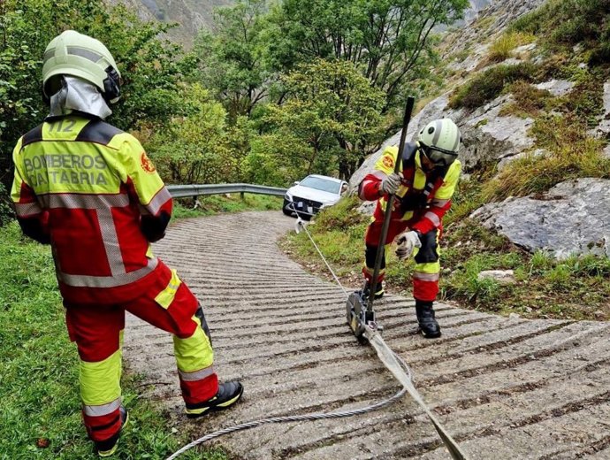 Bomberos asisten a un vehículo salido de pista entre Bejes y Cabañes.