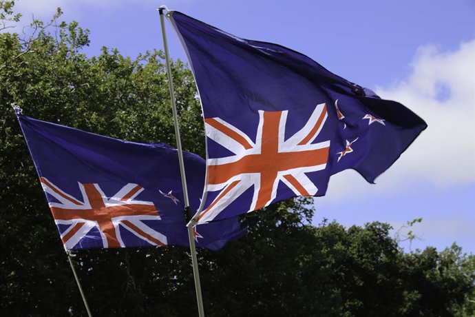 Archivo - January 22, 2022, Christchurch, Canterbury, New Zealand: Inverted New Zealand flags were numerous during the antivax protest in Cranmer Square..Protesters take to the streets in the affluent suburb of Merivale in protest against the mandatory 