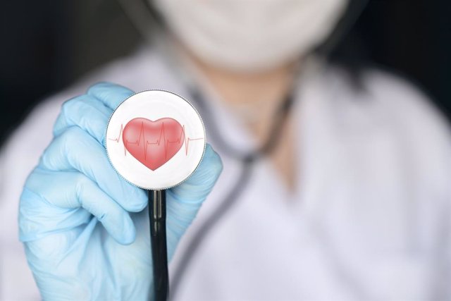 Médico con un estetoscopio midiendo latidos del corazón.
