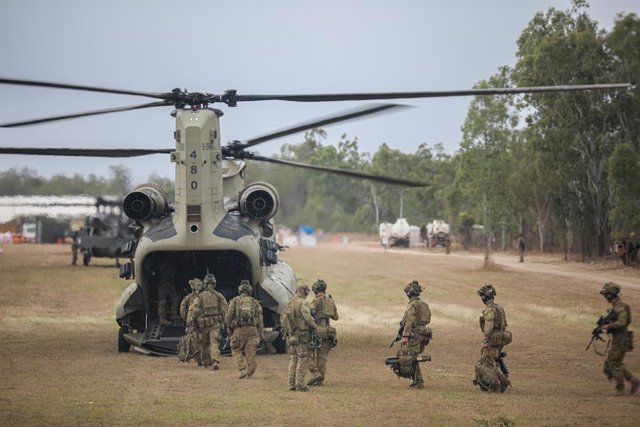 Archivo - July 26, 2023, Townsland, QLD, Australia: Australian soldiers load into a U.S. Army CH-47 Chinook helicopter, assigned to 16th Combat Aviation Brigade, Task Force Warhawk, Battle Group Griffin, for an air assault mission during multilateral exer