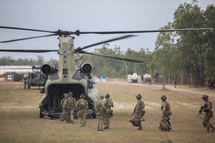 Archivo - July 26, 2023, Townsland, QLD, Australia: Australian soldiers load into a U.S. Army CH-47 Chinook helicopter, assigned to 16th Combat Aviation Brigade, Task Force Warhawk, Battle Group Griffin, for an air assault mission during multilateral ex