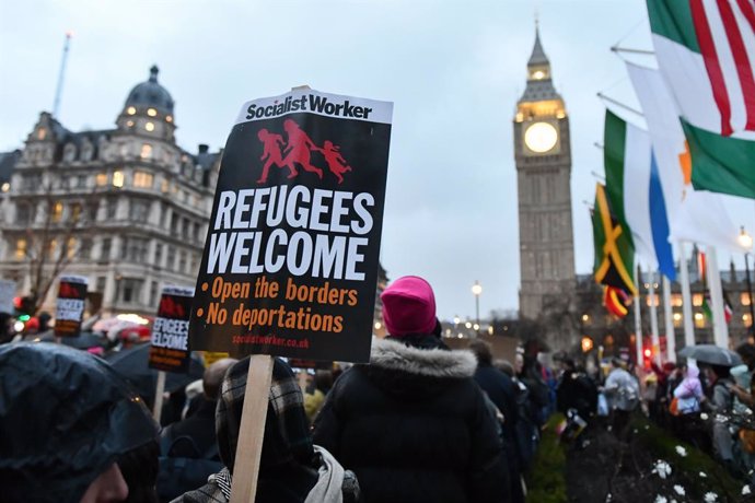 Archivo - March 13, 2023, London, United Kingdom: A protester holds a placard reading ''Refugees Welcome'' during a pro-migration rally in Parliament Square, London. Pro migration activists gathered in Parliament Square, today evening to protest against