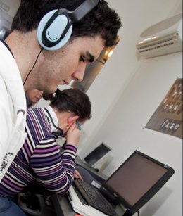 Grupo de estudiantes realizando estudios de estenotipia - tecnologia adaptada.