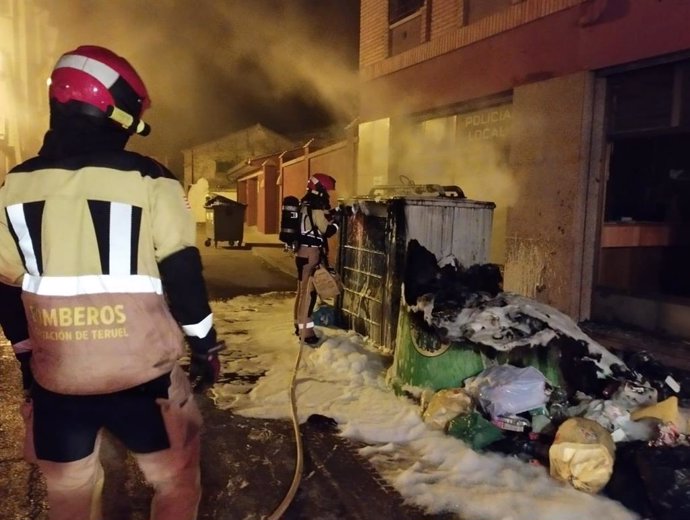 Los bomberos de la DPT han extinguido el fuego en el mobiliario urbano y los arbustos esta madrugada.