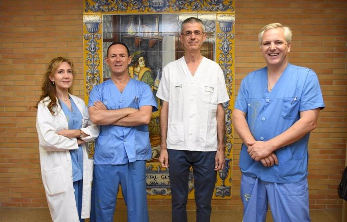 Los doctores Pablo Luis Gutiérrez, del servicio de Urología, y Teresa Calderón, del servicio de Cirugía General y Aparato Digestivo, del Hospital Nuestra Señora del Prado