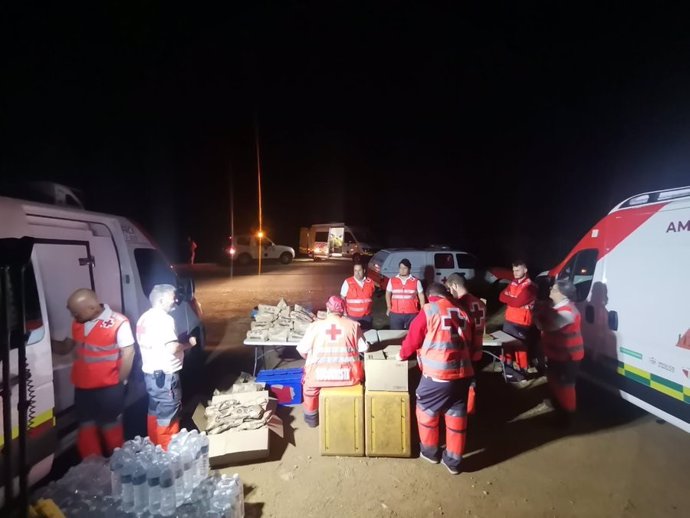 Personal de Cruz Roja Extremadura distribuyen avituallamiento a personal que trabaja en la extinción del incendio forestal en Jaraíz de la Vera