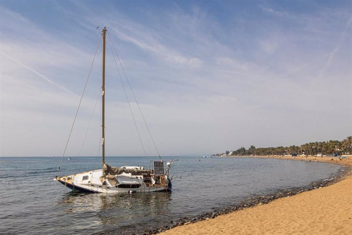 Velero encallado en la playa de San Pedro Alcántara en Marbella