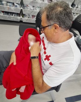 El bebé de dos meses llegado en la patera de Calp