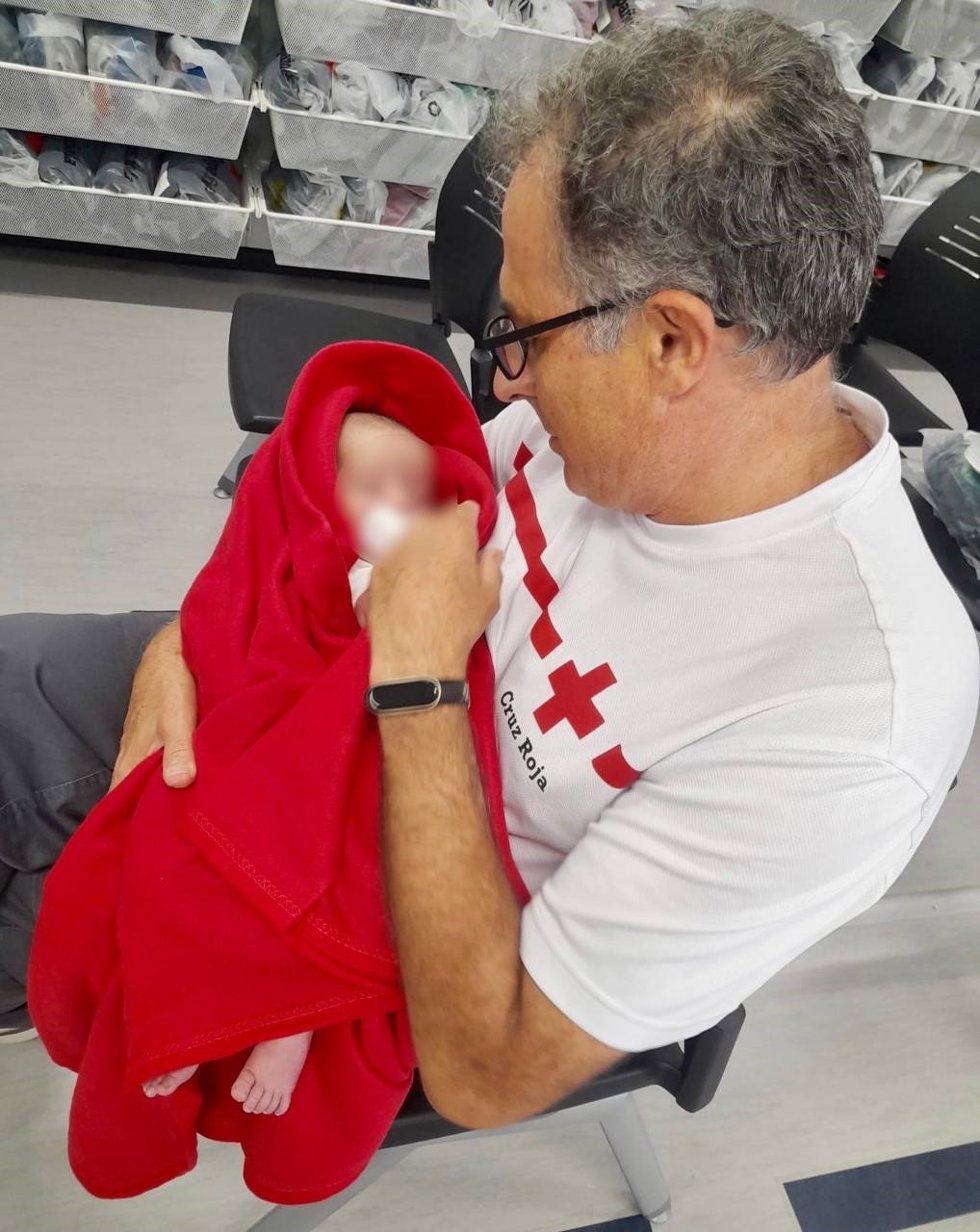 El bebé de dos meses llegado en la patera de Calp