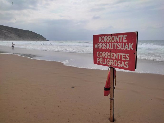 Archivo - Cartel de corrientes peligrosas en la playa vizcaína de Larrabasterra