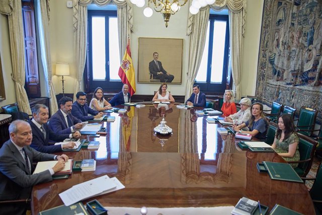 La presidenta del Congreso, Francina Armengol, preside la primera reunión de la Mesa del Congreso de los Diputados de la XV Legislatura, en el Salón de Ministros, a 18 de agosto de 2023, en Madrid (España). La nueva presidenta del Congreso de los Diputado