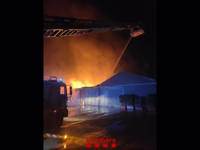 Bombers treballa en un incendi a Vilassar de Mar (Barcelona)