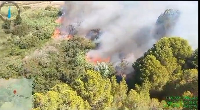 Medios aéreos trabajan en la extinción de un incendio forestal declarado en un paraje de Órgiva