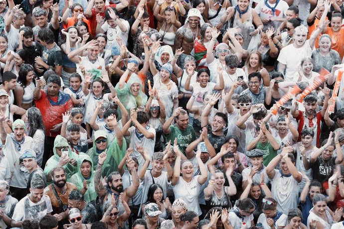 Ambiente delante del Teatro Arriaga, a 19 de agosto de 2023, en Bilbao, con motivo del inicio de las fiestas de la Villa