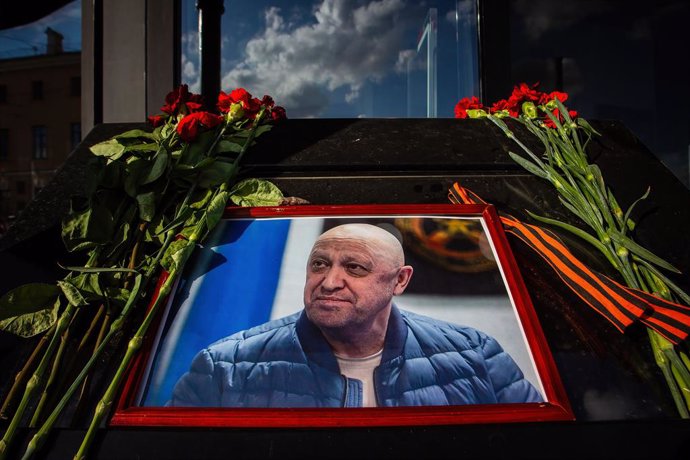 August 25, 2023, St. Petersburg, Russia: A portrait of Yevgeny Prigozhin, head of the private military company Wagner, and flowers laid in his memory at a cafe on Universitetskaya Embankment in St. Petersburg, which belongs to him. On Wednesday, August 