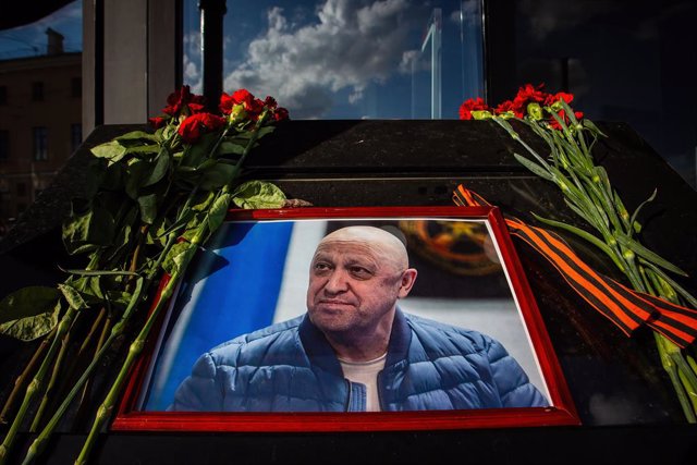 August 25, 2023, St. Petersburg, Russia: A portrait of Yevgeny Prigozhin, head of the private military company Wagner, and flowers laid in his memory at a cafe on Universitetskaya Embankment in St. Petersburg, which belongs to him. On Wednesday, August 23
