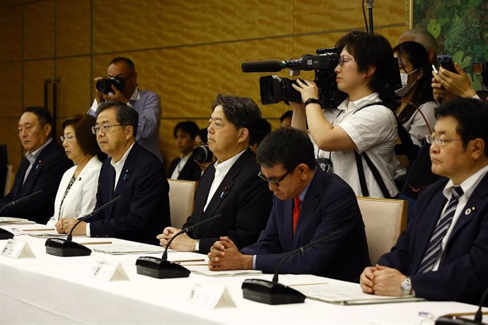 Líderes japoneses durante una rueda de prensa por el vertido de agua tratada de Fukushima al océano (Archivo)