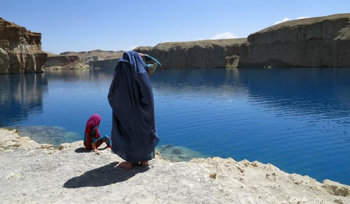 Archivo - July 10, 2013 - Band-E Amir National Park, AFG - Band-e Amir park is popular with Afghans in part because it's one of only a few places in the country where women and children can enjoy themselves outside in safety.