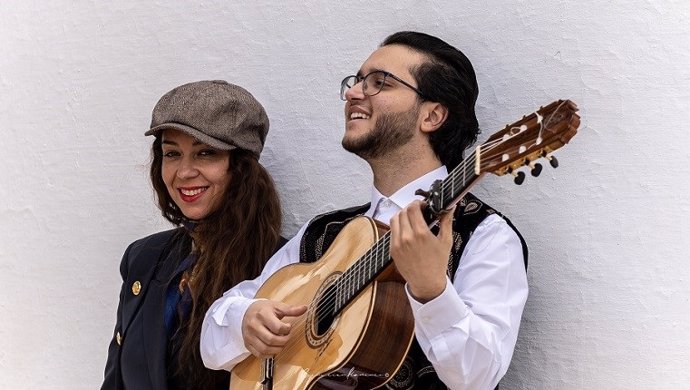 La cantaora y cantante Sandra Carrasco, acompañada por el guitarrista David de Arahal.