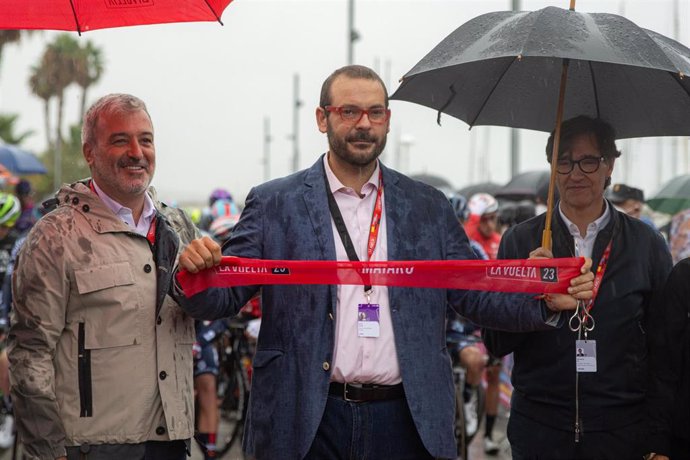 (I-D) El alcalde de Barcelona, Jaume Collboni; el alcalde de Mataró, David Bote, y el primer secretario del PSC, Salvador Illa, durante la salida de la segunda etapa de la Vuelta ciclista a España 2023 en Mataró (Barcelona)