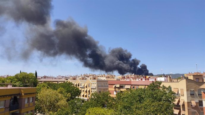 Imagen del humo que está generando el aparatoso incendio declarado este domingo en el Polígono Industrial de Chinales de Córdoba Capital, a 27 de agosto de 2023 en Córdoba (Andalucía, España).