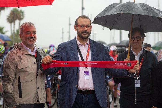 L'alcalde de Barcelona, Jaume Collboni; l'alcalde de Mataró, David Bote, i el primer secretari del PSC, Salvador Illa, a la sortida de la segona etapa de la Volta ciclista a Espanya 2023 a Mataró (Barcelona)