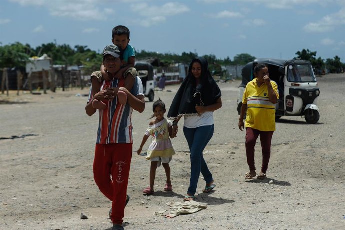 La Guajira. Junio 29 de 2023. Uno de los asentamientos más grandes e inhóspitos para los migrantes venezolanos en Colombia es conocido como "La Pista". Este lugar, que alguna vez fue una pista de despegue y aterrizaje de aviones, se ha convertido en el