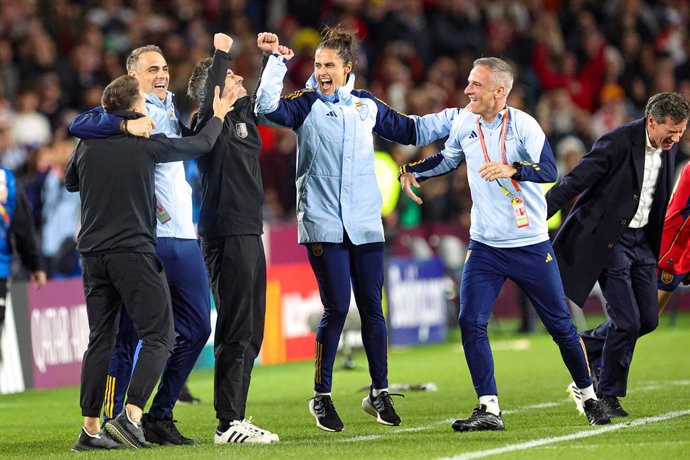 Jorge Vilda celebra con su cuerpo técnico la victoria en la final del Mundial