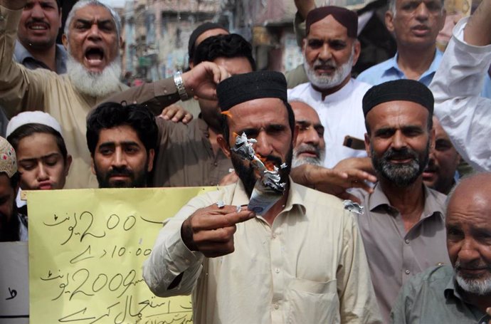 Ciudadanos paquistaníes queman sus recibos de la luz en protesta por la subida de la factura 
