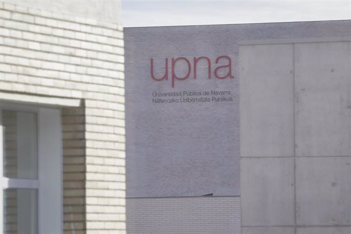 Archivo - Letrero de la UPNA en la fachada de la Universidad Pública de Navarra.
