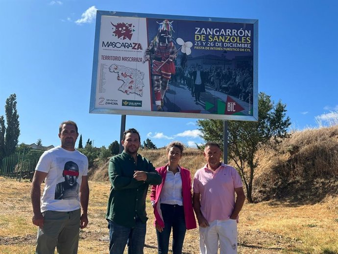 Sanzoles (Zamora) muestra la primera valla de la Ruta de Las Mascaradas, que recorrerá 15 municipios zamoranos