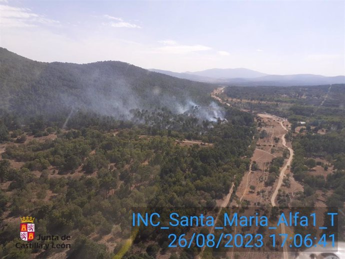 Imagen del incendio forestal de Santa María del Tiétar (Ávila) a las 17.06 horas de este sábado