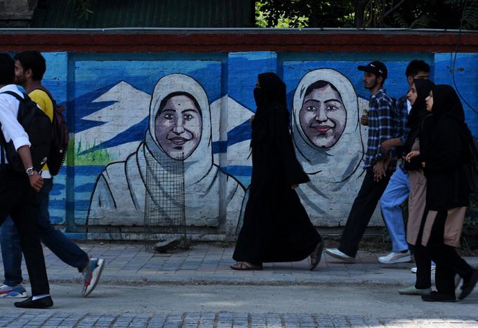 Archivo - June 8, 2023, Srinagar, Jammu and Kashmir, India: Kashmiri female students and Muslim women wearing 'Hijab' walk after attending their college in Srinagar, India on 08 June  2023..Earlier the Girls protest against alleged abaya ban in school ,