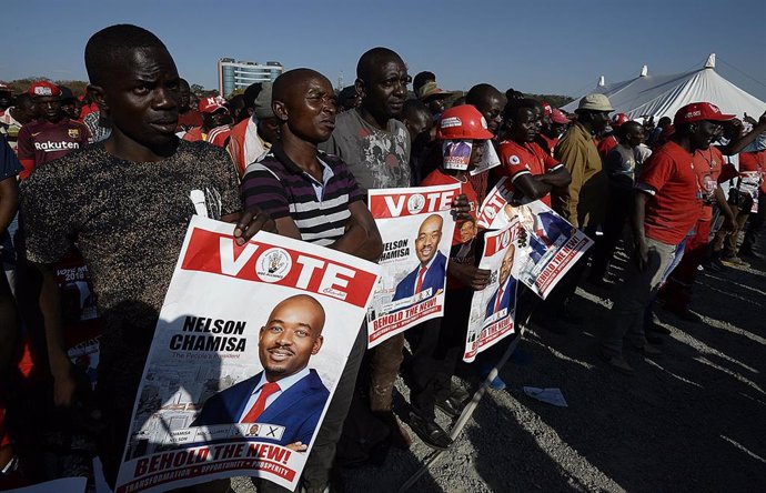 Archivo - Imagen de archivo de una manifestación a favor del líder opositor de Zimbabue Nelson Chamisa, de Coalición de Ciudadanos por el Cambio