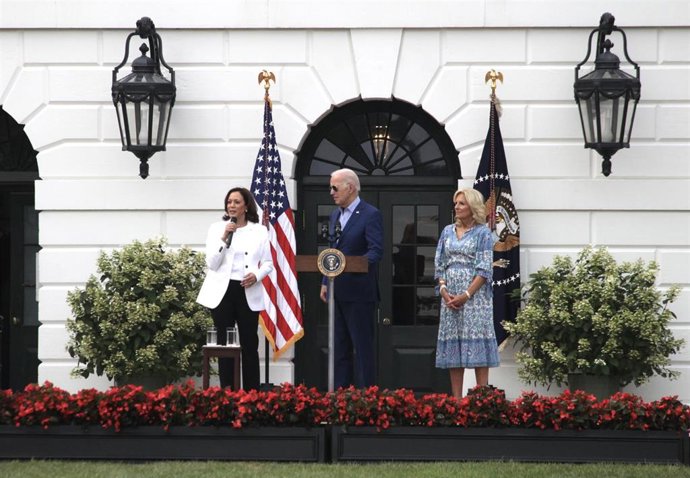 Archivo - Imagen de archivo del presidente de EEUU, Joe Biden, y la primera dama, Jill Biden, con la vicepresidenta estadounidense, Kamala Harris