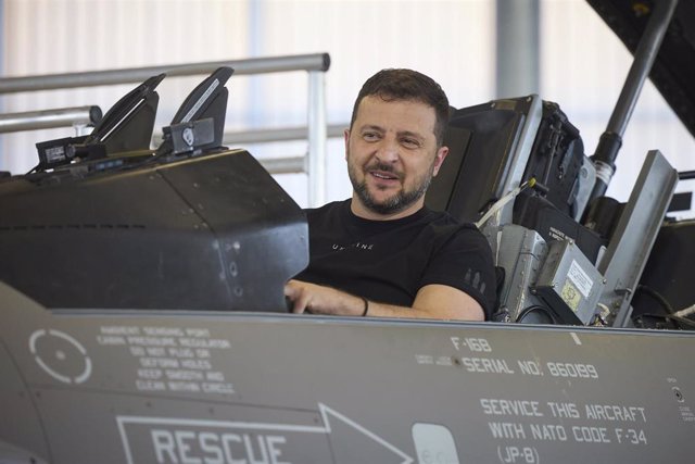 El presidente de Ucrania, Volodimir Zelenski, sonríe desde un caza F-16 en Dinamarca