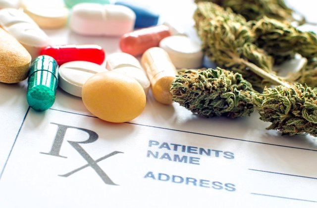 Archivo - Primer plano de pastillas recetadas con cannabis medicinal y papel recetado