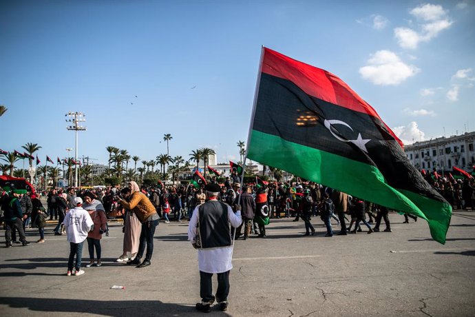 Archivo - Arxivo - Imatge d'arxiu d'un home amb la bandera líbia en una manifestació a Trípoli