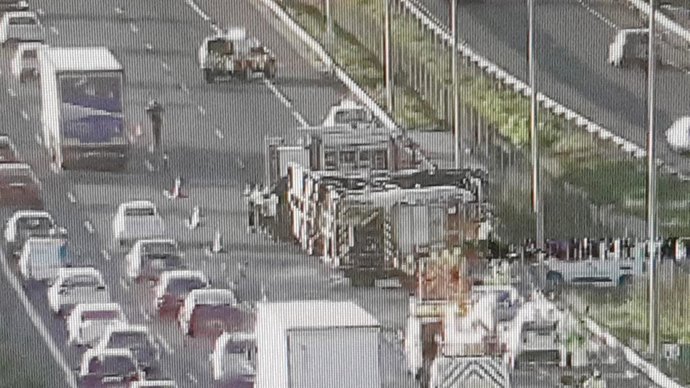 Imagen del siniestro en la A-6 en Torrelodones, que ha provocado importantes retenciones en el acceso a Madrid.