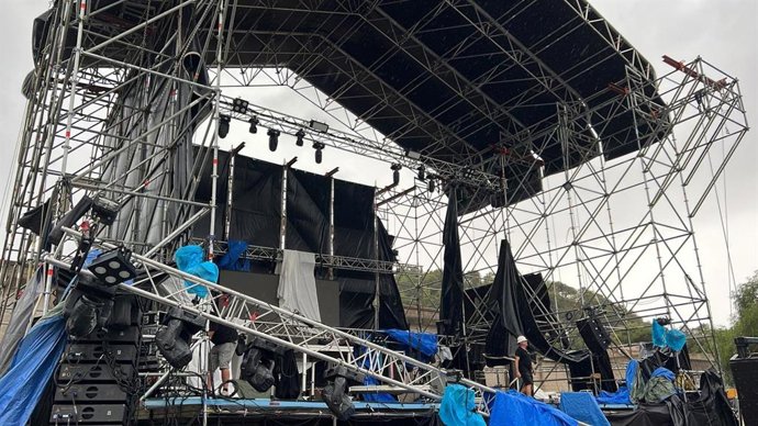 Escenario en el parque municipal Sa Torre (Felanitx) afectado por el temporal.