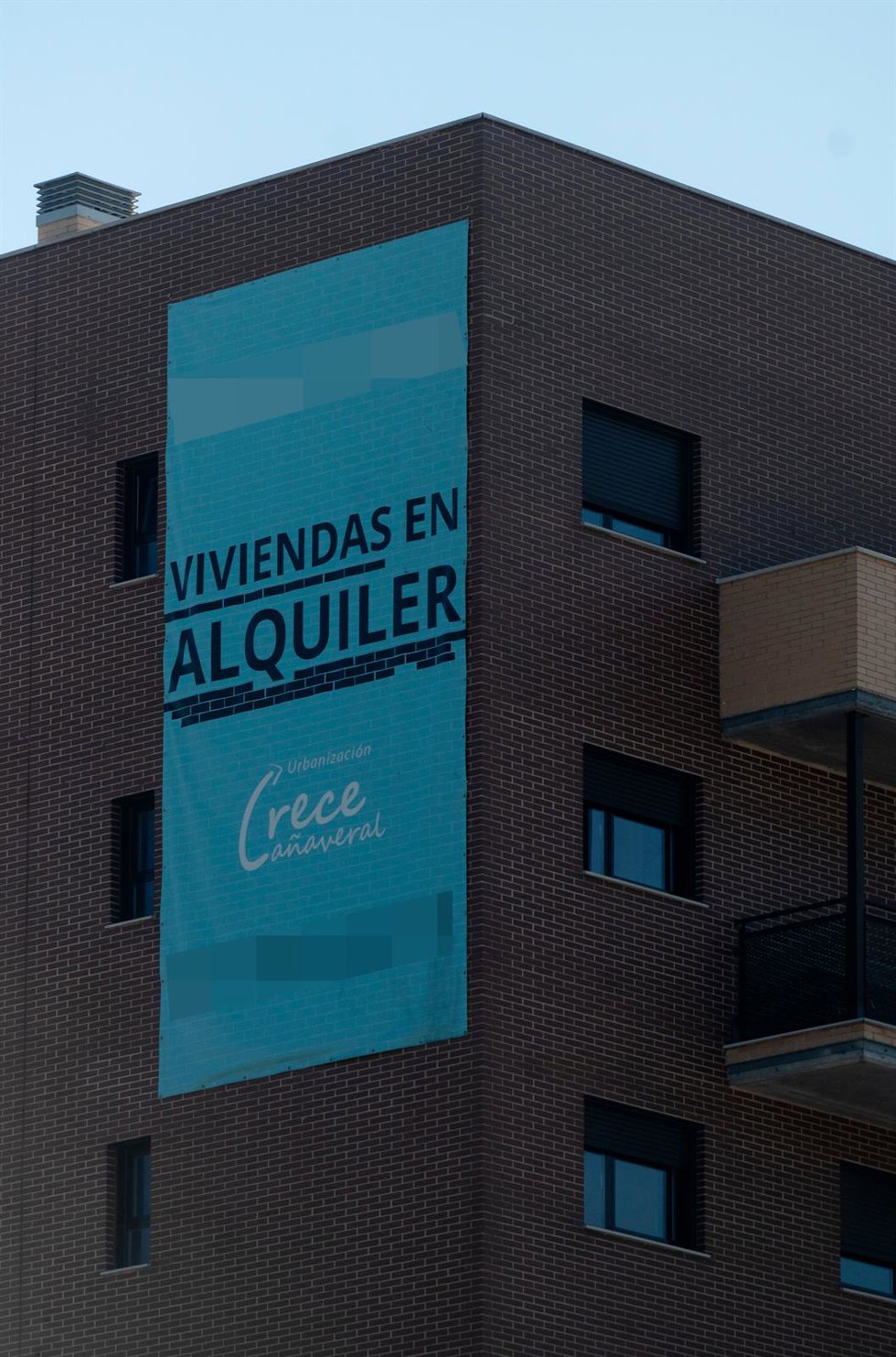 Archivo - Cartel de alquiler en un edificio de viviendas ubicado en Madrid