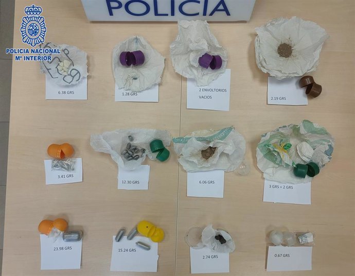 Agentes De La Policía Nacional Detienen A Un Varón Que Transportaba Varios Tipos De Drogas En Una Mochila