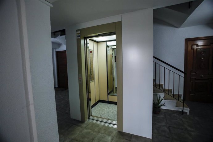 Archivo - Imagen de recurso de una ascensor instalado a raíz del programa de subvenciones del Gobierno andaluz.
