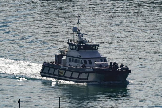 Traslado de un grupo de migrantes al puerto de Dover