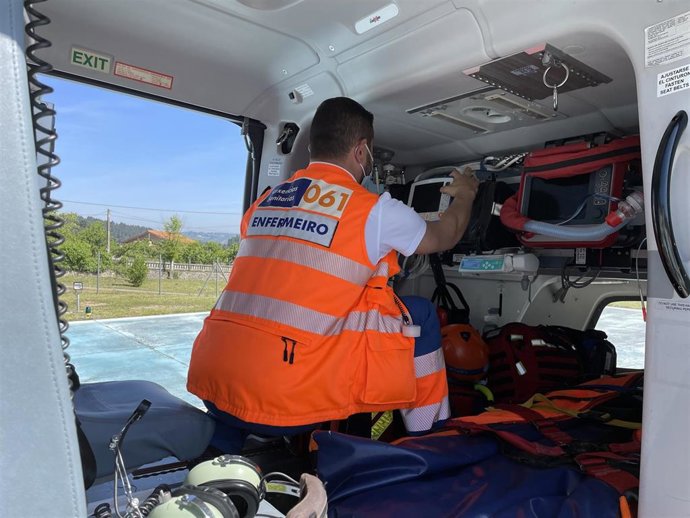 Un enfermero en uno de los helicópteros medicalizados de Urxencias Sanitarias 061 Galicia