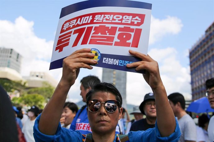 Un manifestante contrario a la liberación de agua contaminada tratada procedente de la central nuclear japonesa de Fukushima. 