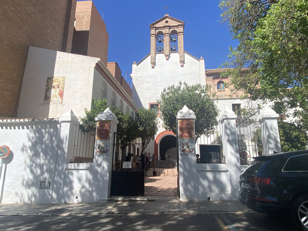 La madre de Luis Rubiales ha iniciado este lunes una huelga de hambre indefinida en la parroquia de la Divina Pastora, en el centro de Motril, en la costa de Granada