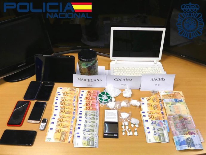 Objetos, dinero y droga incautada por la Policía Nacional en Ciutadella.
