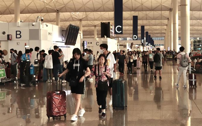 Archivo - Viajeros en el aeropuerto de Hong Kong