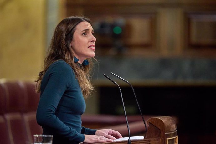 Archivo - La ministra de Igualdad, Irene Montero, interviene una sesión plenaria en el Congreso de los Diputados